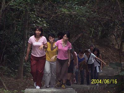2004 (23).jpg - Jun-16--2004-迎新送舊之一(與老師一同登山)-